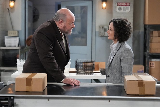 The Conners - Take This Job and Shove It Twice - Photos - Michael Dempsey, Sara Gilbert