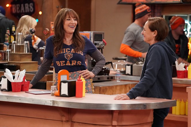 The Conners - Season 5 - Take This Job and Shove It Twice - Photos - Katey Sagal, Laurie Metcalf