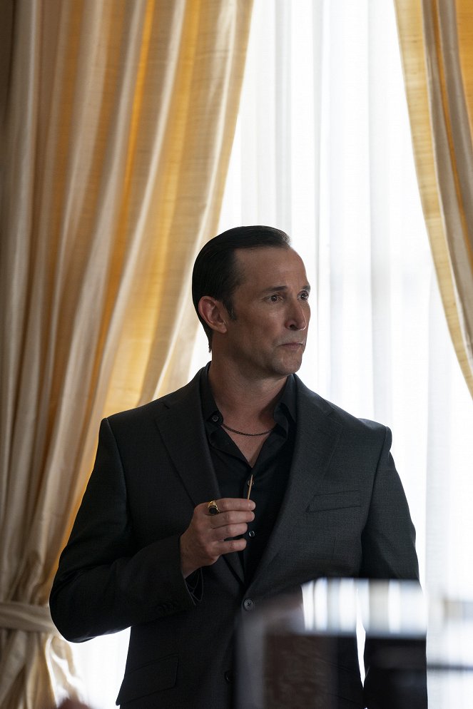 Leverage: Redemption - The One Man's Trash Job - Photos