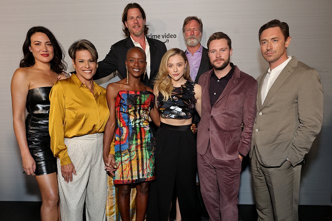 Peryferal - Season 1 - Z imprez - The Peripheral red carpet premiere and screening at The Theatre at Ace Hotel on October 11, 2022 in Los Angeles, California - Lisa Joy, Alexandra Billings, T'Nia Miller, Jonathan Nolan, Chloë Grace Moretz, Louis Herthum, Jack Reynor, JJ Feild