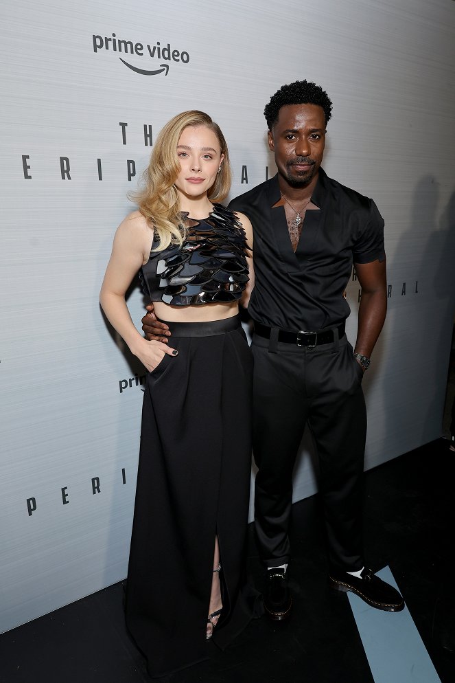 Peryferal - Season 1 - Z imprez - The Peripheral red carpet premiere and screening at The Theatre at Ace Hotel on October 11, 2022 in Los Angeles, California - Chloë Grace Moretz, Gary Carr