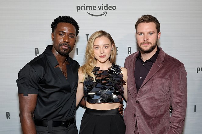 Médium - Série 1 - Z akcií - The Peripheral red carpet premiere and screening at The Theatre at Ace Hotel on October 11, 2022 in Los Angeles, California - Gary Carr, Chloë Grace Moretz, Jack Reynor