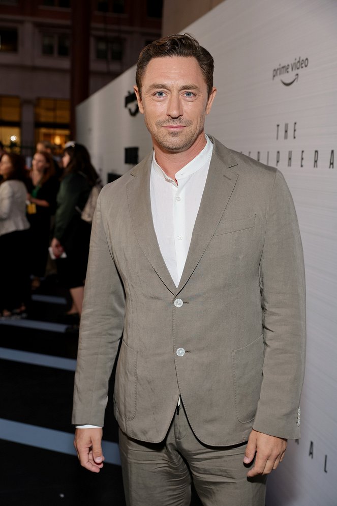 A periféria - Season 1 - Rendezvények - The Peripheral red carpet premiere and screening at The Theatre at Ace Hotel on October 11, 2022 in Los Angeles, California - JJ Feild