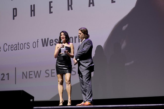 The Peripheral - Season 1 - Evenementen - The Peripheral red carpet premiere and screening at The Theatre at Ace Hotel on October 11, 2022 in Los Angeles, California - Lisa Joy, Jonathan Nolan