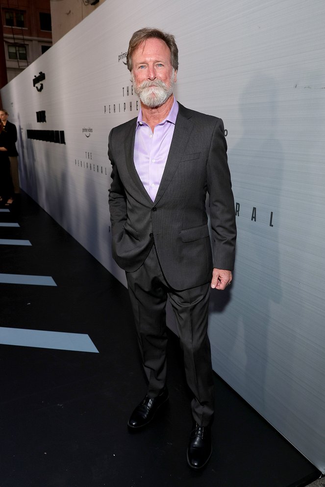 Peryferal - Season 1 - Z imprez - The Peripheral red carpet premiere and screening at The Theatre at Ace Hotel on October 11, 2022 in Los Angeles, California - Louis Herthum