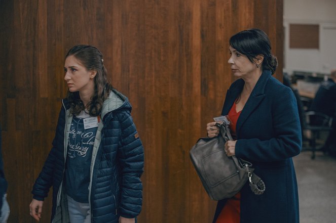 Případy 1. oddělení - Smolař - De la película - Amálie Gharibyan, Nela Boudová