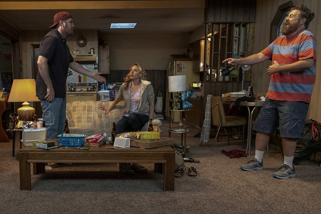 Kevin Can F**k Himself - Season 2 - Allison's House - Photos - Alex Bonifer, Eric Petersen