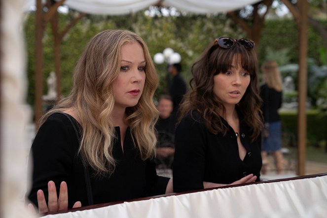 Dead to Me - Season 3 - Where Do We Go Now? - Photos - Christina Applegate, Linda Cardellini