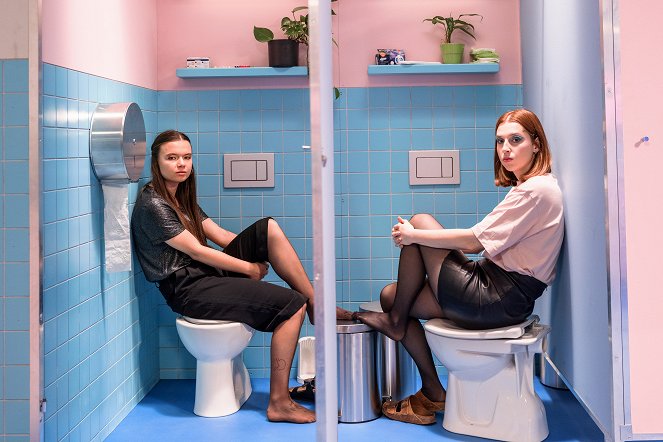 Na záchodcích - Filmfotos - Zuzana Kašparová, Terézia Ferjančeková