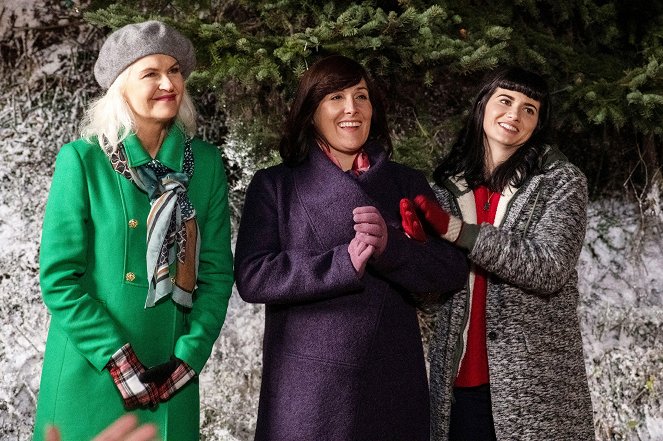 Under the Christmas Tree - Photos - Wendy Crewson, Ricki Lake, Elise Bauman