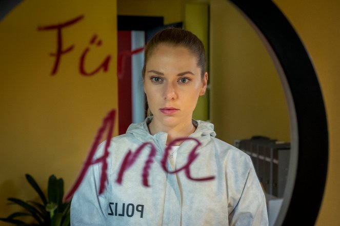 Blutige Anfänger - Season 4 - Meine Freundin Ana - Filmfotos - Cheyenne Pahde