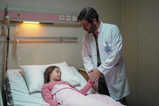 The Town Doctor - Season 2 - Episode 11 - Photos - Ozan Akbaba