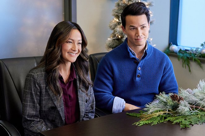 A Big Fat Family Christmas - Filmfotos - Shannon Chan-Kent, Shannon Kook