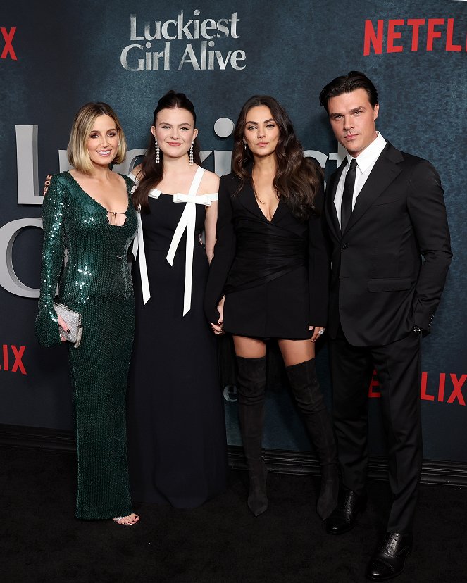 Onnentyttö - Tapahtumista - Luckiest Girl Alive NYC Premiere at Paris Theater on September 29, 2022 in New York City - Jessica Knoll, Chiara Aurelia, Mila Kunis, Finn Wittrock