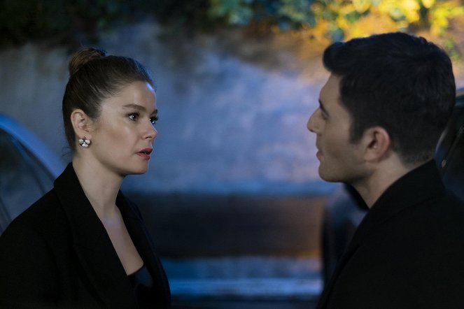 Girl in the Glass - Episode 9 - Photos - Burcu Biricik