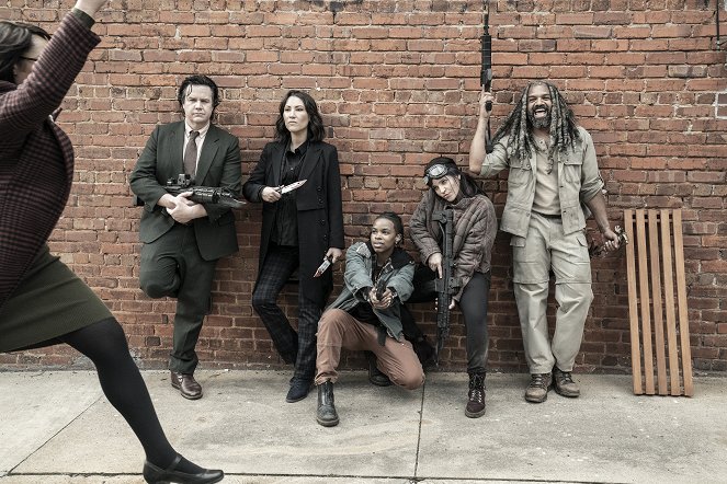 The Walking Dead - Season 11 - Family - Van de set - Josh McDermitt, Eleanor Matsuura, Khary Payton