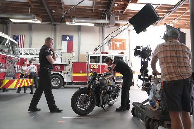 9-1-1: Lone Star - The New Hotness - Making of - Jim Parrack, Rob Lowe