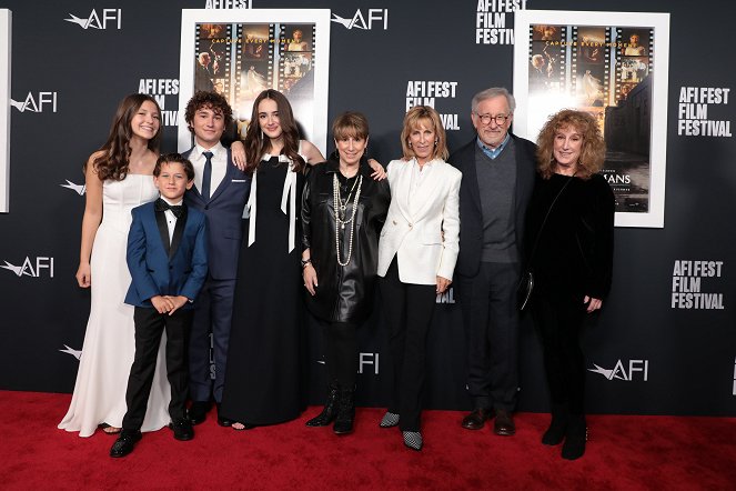 A Fabelman család - Rendezvények - Special screening of THE FABELMANS at the AFI Fest at the TCL Chinese Theatre on November 06, 2022 in Hollywood, CA, USA - Mateo Zoryon Francis-DeFord, Gabriel LaBelle, Julia Butters, Steven Spielberg, Anne Spielberg