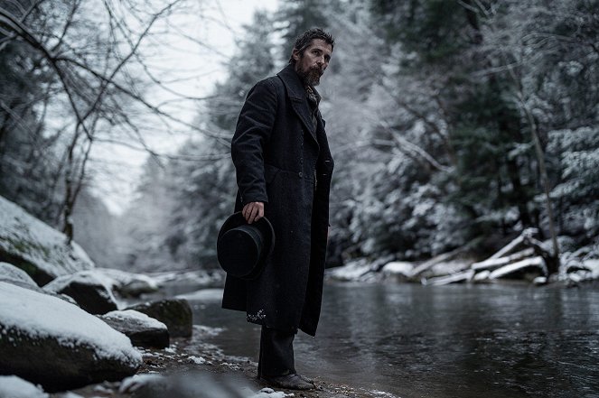Halványkék szemek - Filmfotók - Christian Bale