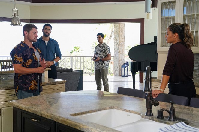 NCIS: Hawai'i - Season 2 - Curtain Call - De la película - Linc Hand, Noah Mills, Vanessa Lachey