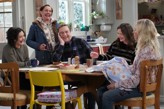 The Conners - The Dog Days of Christmas - De la película - Sara Gilbert, Laurie Metcalf, John Goodman, Emma Kenney, Alicia Goranson