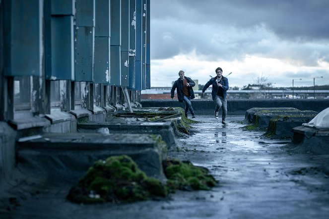 Musta valo - Hyvä perhe - Filmfotos - Elias Salonen, Johannes Brotherus