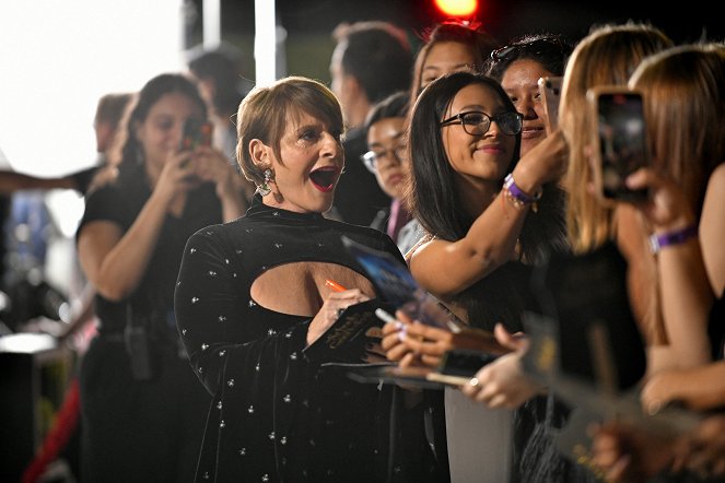 Škola dobra a zla - Z akcí - World Premiere Of Netflix's The School For Good And Evil at Regency Village Theatre on October 18, 2022 in Los Angeles, California - Patti LuPone