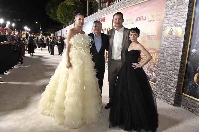 A Escola do Bem e do Mal - De eventos - World Premiere Of Netflix's The School For Good And Evil at Regency Village Theatre on October 18, 2022 in Los Angeles, California - Sofia Wylie, Ted Sarandos, Scott Stuber, Sophia Anne Caruso