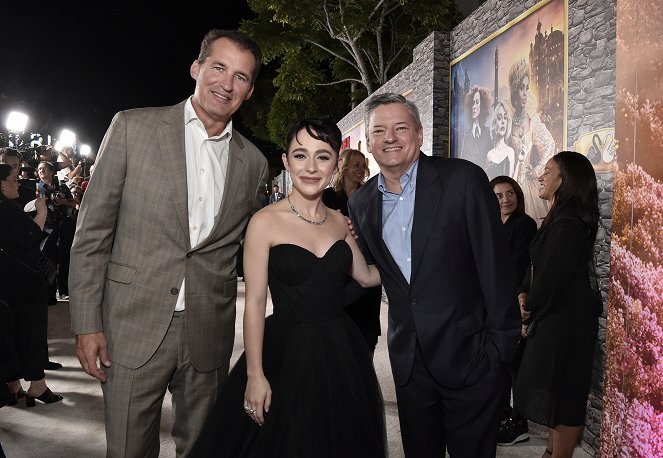 Škola dobra a zla - Z akcí - World Premiere Of Netflix's The School For Good And Evil at Regency Village Theatre on October 18, 2022 in Los Angeles, California - Scott Stuber, Sophia Anne Caruso, Ted Sarandos