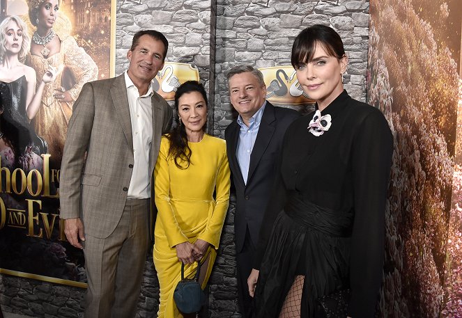 Akademia Dobra i Zła - Z imprez - World Premiere Of Netflix's The School For Good And Evil at Regency Village Theatre on October 18, 2022 in Los Angeles, California - Scott Stuber, Michelle Yeoh, Ted Sarandos, Charlize Theron