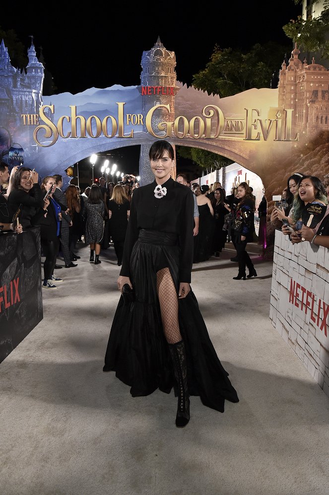 Škola dobra a zla - Z akcí - World Premiere Of Netflix's The School For Good And Evil at Regency Village Theatre on October 18, 2022 in Los Angeles, California - Charlize Theron