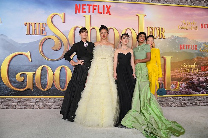 Škola dobra a zla - Z akcí - World Premiere Of Netflix's The School For Good And Evil at Regency Village Theatre on October 18, 2022 in Los Angeles, California - Charlize Theron, Sofia Wylie, Sophia Anne Caruso, Kerry Washington, Michelle Yeoh