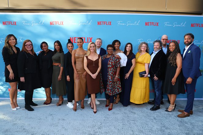 From Scratch - Evenementen - Netflix's From Scratch Special Screening at Netflix Tudum Theater on October 17, 2022 in Los Angeles, California - Tara Flynn, Zoe Saldana, Reese Witherspoon, Ted Sarandos, Attica Locke, Tembi Locke, Lauren Levy Neustadter, Richard Abate, Will Rowbotham