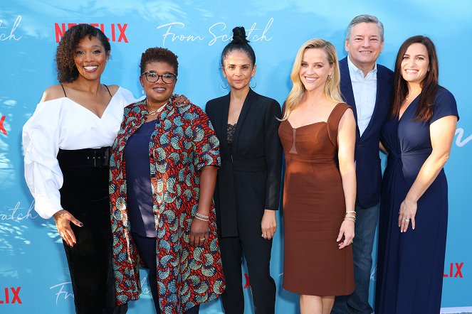 Od nuly - Z akcí - Netflix's From Scratch Special Screening at Netflix Tudum Theater on October 17, 2022 in Los Angeles, California - Tembi Locke, Attica Locke, Reese Witherspoon, Ted Sarandos, Lauren Levy Neustadter
