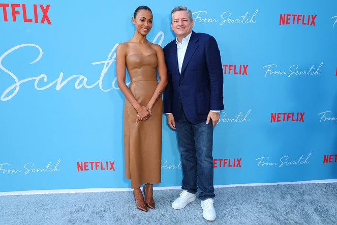 Od nuly - Z akcí - Netflix's From Scratch Special Screening at Netflix Tudum Theater on October 17, 2022 in Los Angeles, California - Zoe Saldana, Ted Sarandos