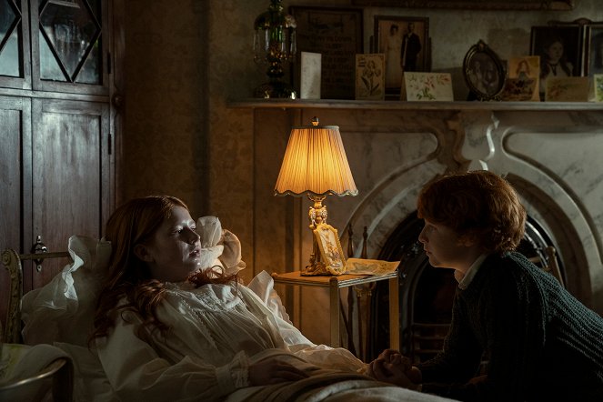 Guillermo del Toro's Cabinet of Curiosities - Dreams in the Witch House - Photos - Daphne Hoskins, Gavin MacIver-Wright