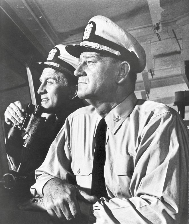 Wojna o ocean - Z filmu - Kirk Douglas, John Wayne