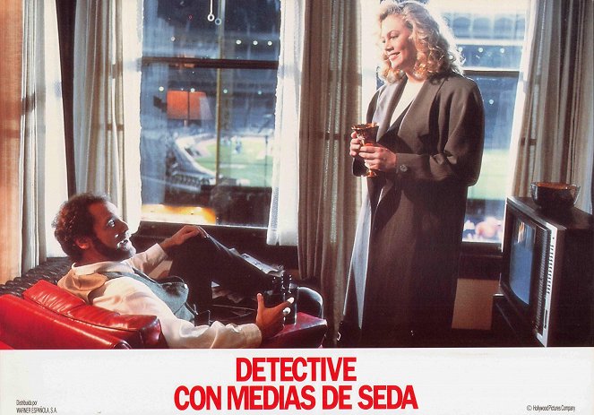 Detective con medias de seda - Fotocromos - Kathleen Turner