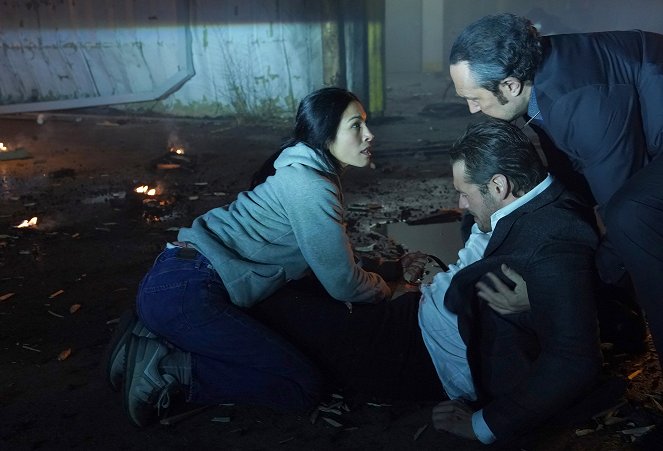 The Cleaning Lady - TNT - Photos - Elodie Yung, Adan Canto