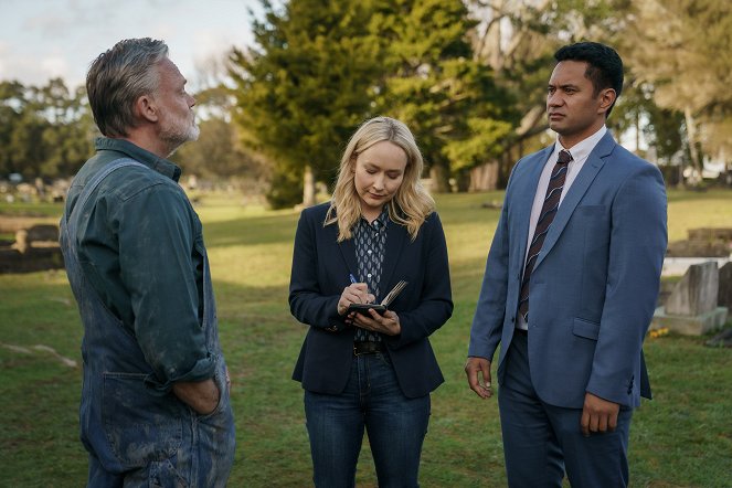 The Brokenwood Mysteries - From the Cradle to the Grave - Photos - Joel Tobeck, Fern Sutherland, Jarod Rawiri