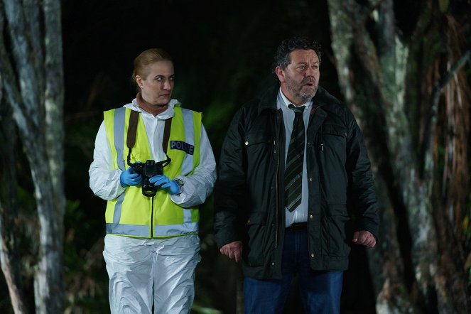 Brokenwood – Mord in Neuseeland - Season 8 - From the Cradle to the Grave - Filmfotos - Cristina Serban Ionda, Neill Rea