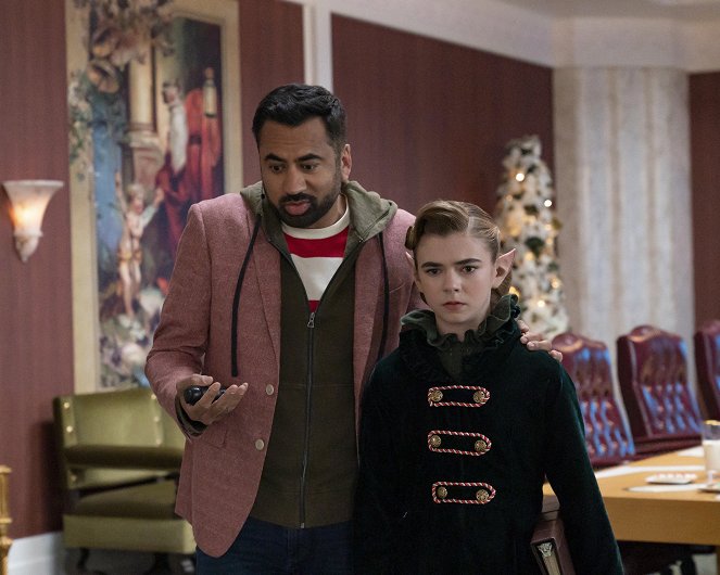 The Santa Clauses - Chapter Four: The Shoes Off the Bed Clause - Photos - Kal Penn, Matilda Lawler