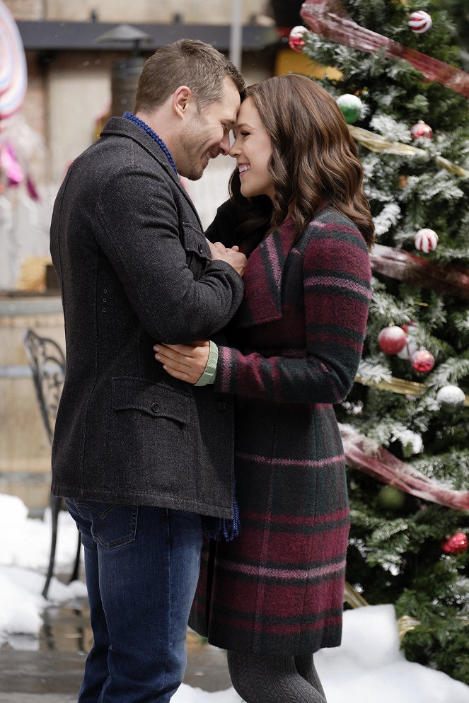 Rendezvous mit einem Schneemann - Filmfotos - Luke Macfarlane, Erin Krakow