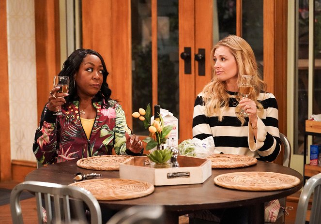 The Neighborhood - Season 4 - Welcome to the Feud - Photos