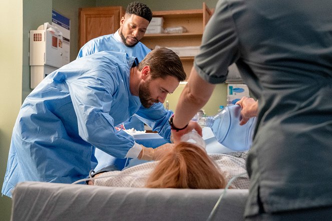 Szpital New Amsterdam - Season 4 - Na jednym wózku - Z filmu - Jocko Sims, Ryan Eggold