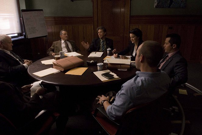 La Loi et l'ordre - Film - Brian Dennehy, Robert De Niro, Al Pacino, Carla Gugino, John Leguizamo