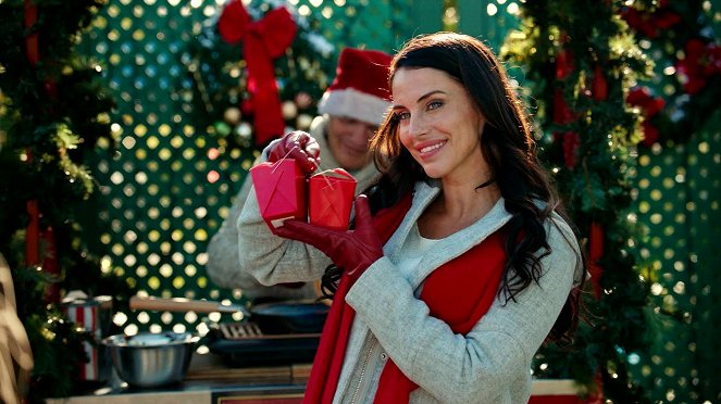 Too Close for Christmas - Filmfotos - Jessica Lowndes