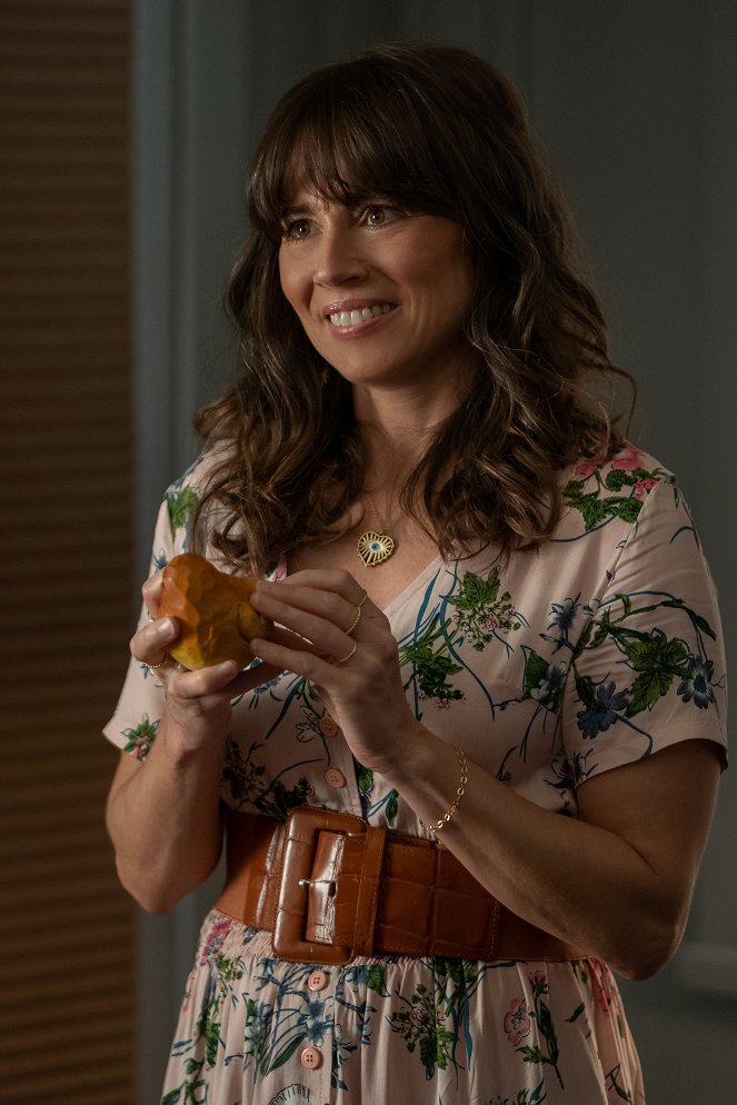 Dead to Me - Season 3 - Look at What We Have Here - Photos - Linda Cardellini