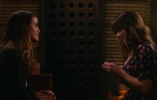 Dead to Me - We Didn't Think This Through - Photos - Natalie Morales, Linda Cardellini