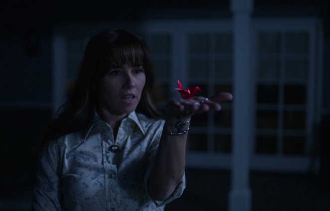 Dead to Me - Photos - Linda Cardellini